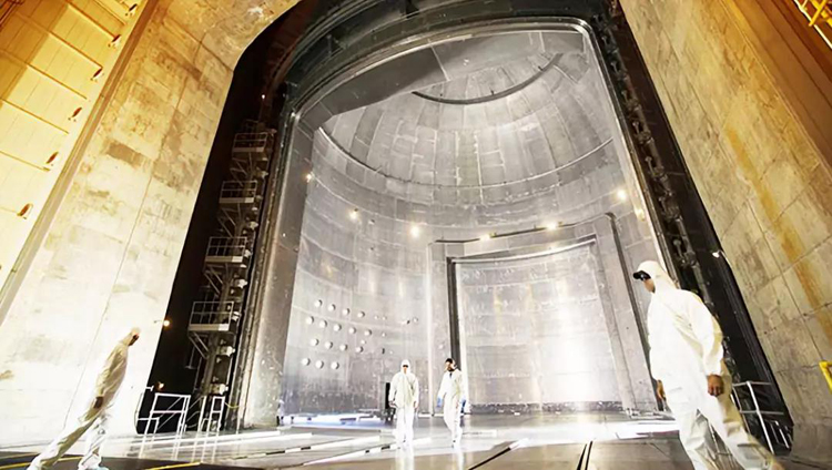 地球外太空 - 俄亥俄州的巨大真空室模拟太空环境
